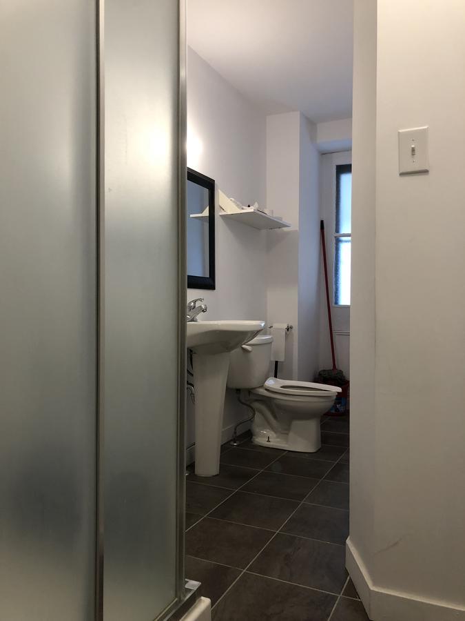 Quarto com Beliche e Banheiro Compartilhado
